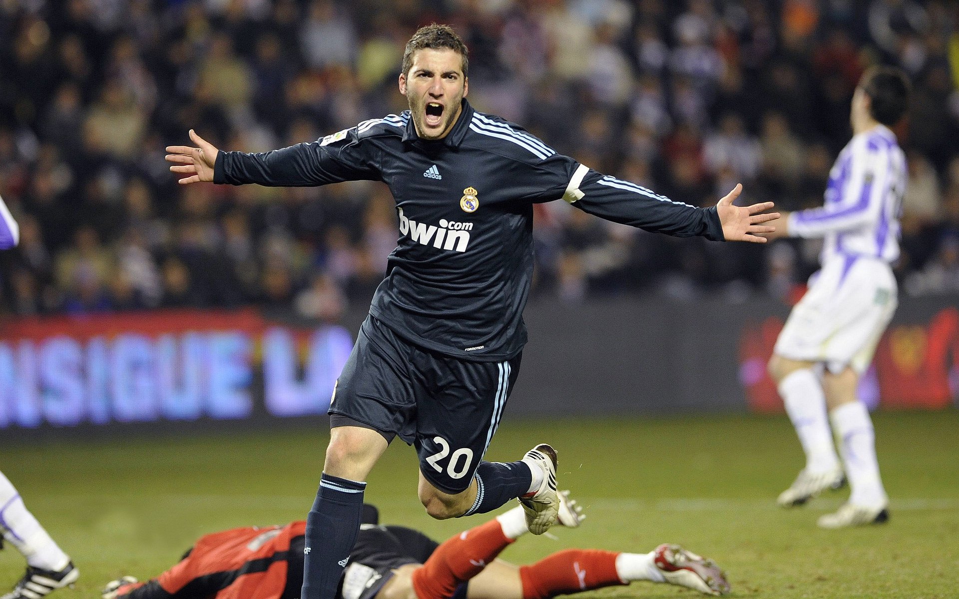 各大联赛“金球”争夺:最具人气的球员盘点